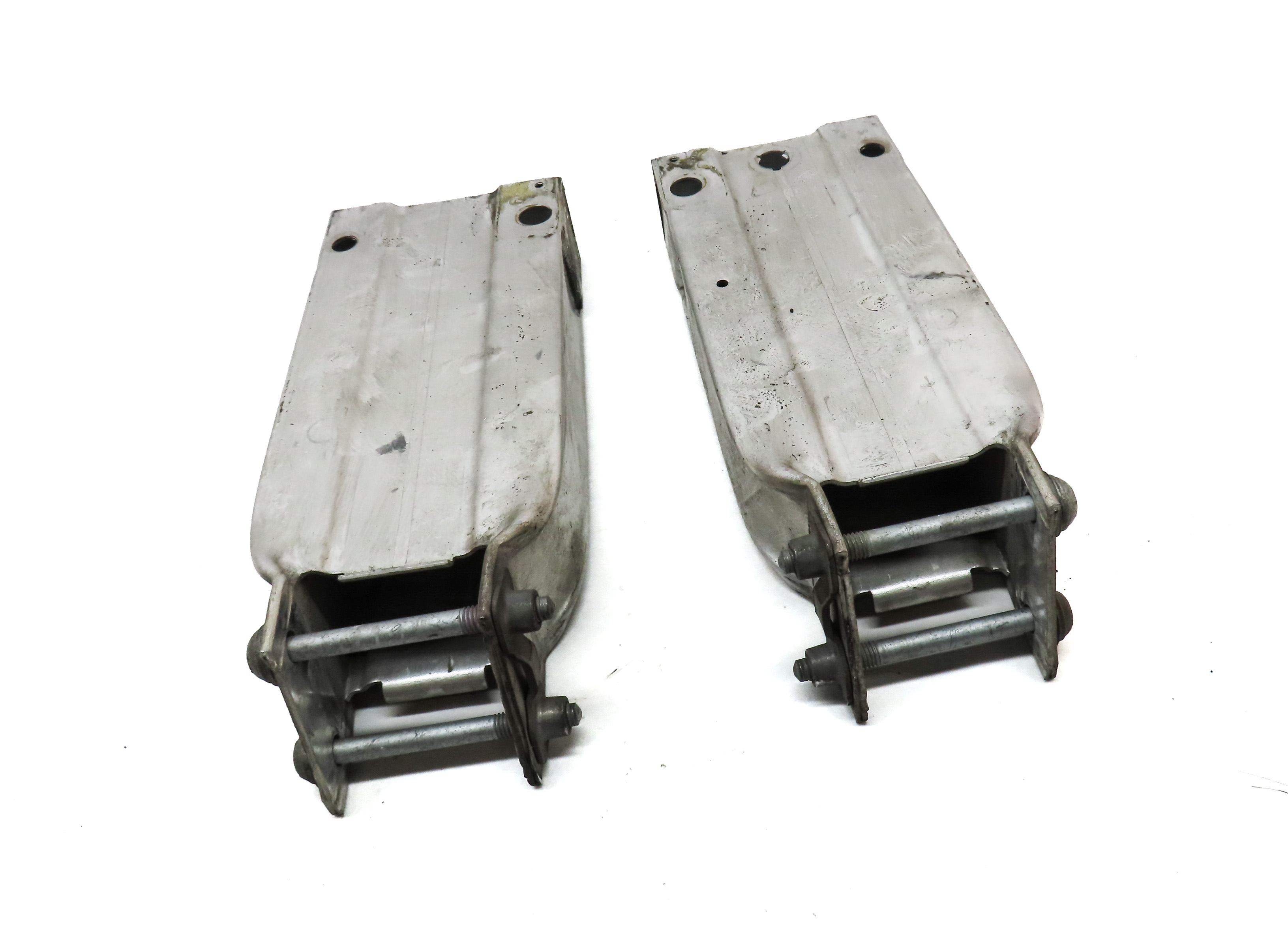 10-18 MERCEDES E300 E350 E400 E550 CLS550 FRONT LEFT/RIGHT BUMPER BRACKET SET/2 — exact item pictured
